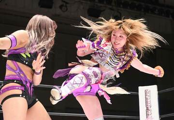  ＡＺＭ（左）にキックを浴びせる中野たむ（東スポWeb）