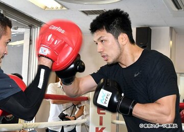  ミット打ちする村田
