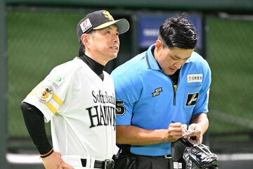 カード初戦を快勝したソフトバンク・小久保監督(左)