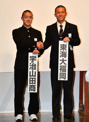 宇治山田商の主将・伊藤(左)と握手する東海大福岡の主将・井上