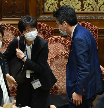 先週は予算委員会に出席していた山田真貴子氏(左)