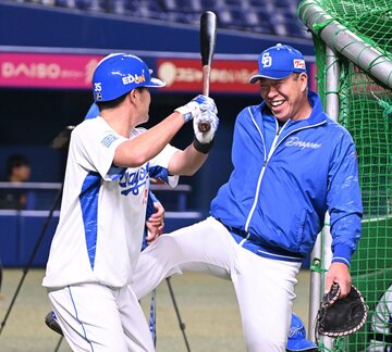 試合前練習でも木下拓哉(左)にキックで「喝」を入れていた中日・井上監督