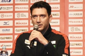 帰国会見に出席したバレーボール女子代表のアクバシュ監督