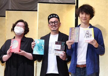 左から直木賞の一穂ミチ氏、芥川賞の松永Ｋ三蔵氏、朝比奈秋氏