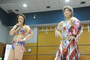 Sareee(左)と彩羽匠（マーベラスプロレス提供）
