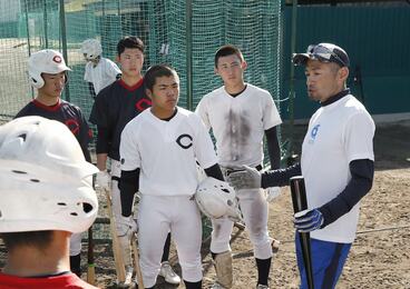 智弁和歌山高の選手に指導するイチロー氏(2020年)