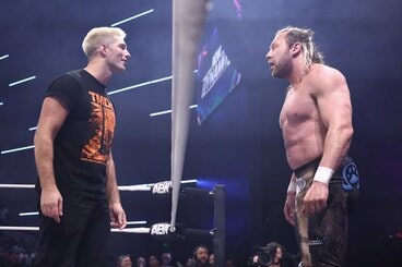 ケニー・オメガ(右)がロープを挟んでザック・セイバーJr.とにらみ合う(©All Elite Wrestling)