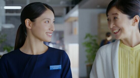 タカラスタンダードの新ＣＭに出演した土屋太鳳（左）と宮崎美子
