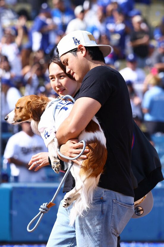 デコピンを抱く大谷翔平。奥は真美子夫人