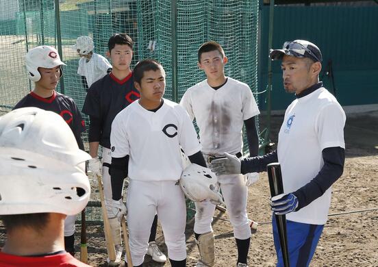 智弁和歌山高の選手に指導するイチロー氏(2020年)