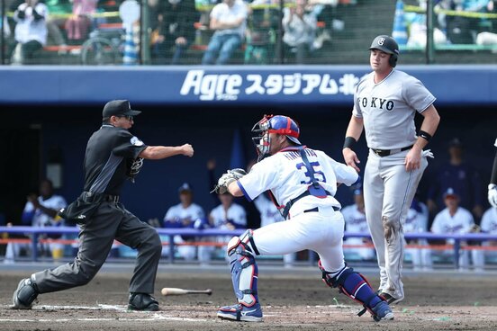 一気に生還を狙ったが、本塁でアウトとなった巨人・ダルベック(右)