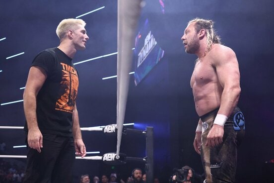 ケニー・オメガ(右)がロープを挟んでザック・セイバーJr.とにらみ合う(©All Elite Wrestling)