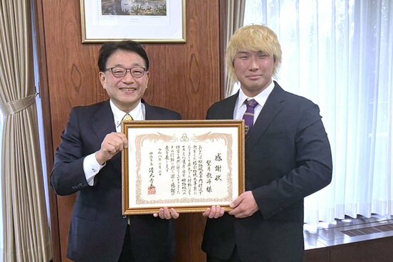 姫路市の清元秀泰市長（左）から感謝状を受け取る望月ジュニア