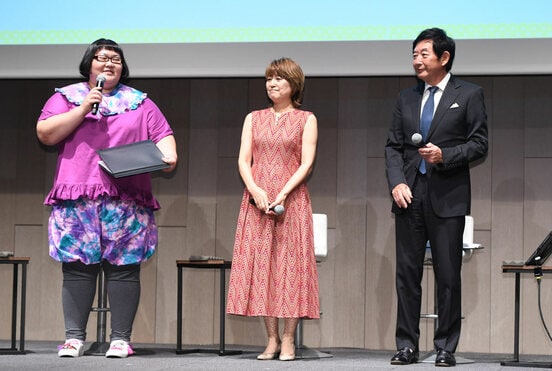 左から安藤なつ、新田恵利、石田純一