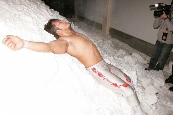 雪の上で大の字になる棚橋弘至（06年2月）