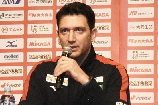 帰国会見に出席したバレーボール女子代表のアクバシュ監督