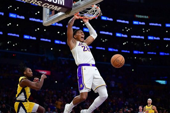 豪快なダンクを決める八村塁（ロイター＝USA TODAY Sports）