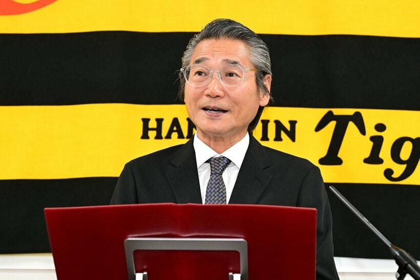 会見する嶌村聡球団本部長