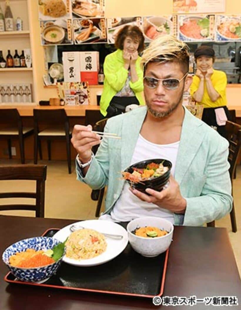  ＳＡＮＡＤＡ（手前）のダンディーな魅力にオバサマたちもうっとり？（札幌中央市場、共栄水産で）