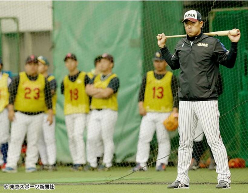  厳しい表情で練習を見守る稲葉監督