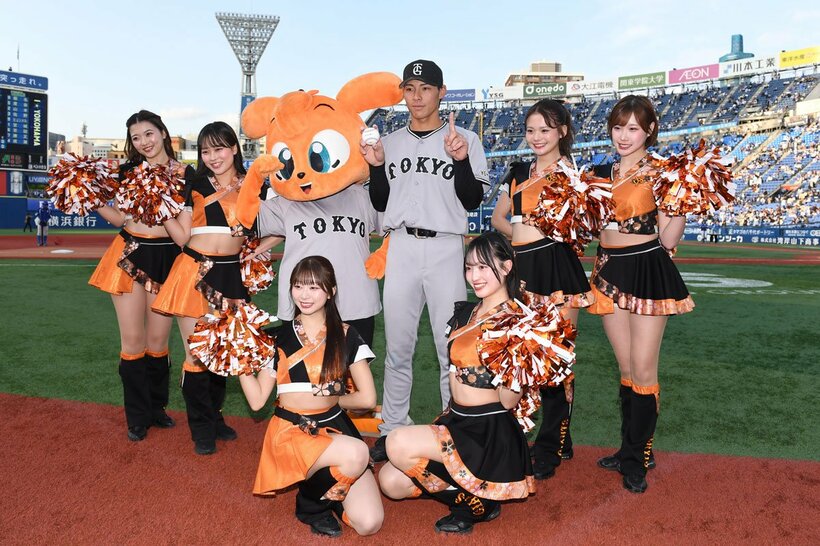 プロ１号の記念球を手に、記念撮影を行った巨人・平山功太