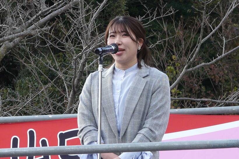 ファンの前で決意を語る山原さくら