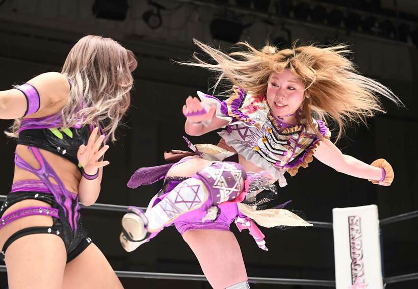  ＡＺＭ（左）にキックを浴びせる中野たむ（東スポWeb）