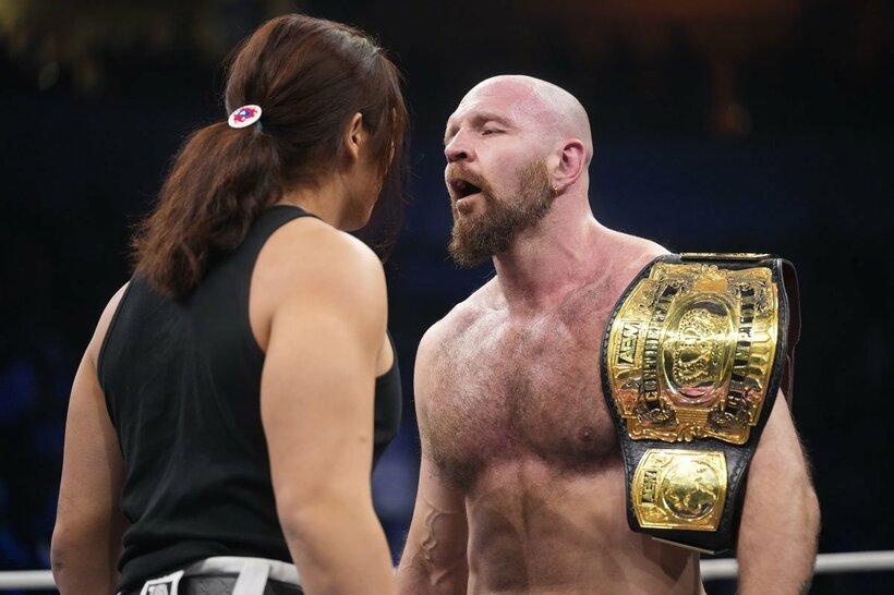竹下幸之介（左）はジョン・モクスリーに挑戦表明（©All Elite Wrestling）