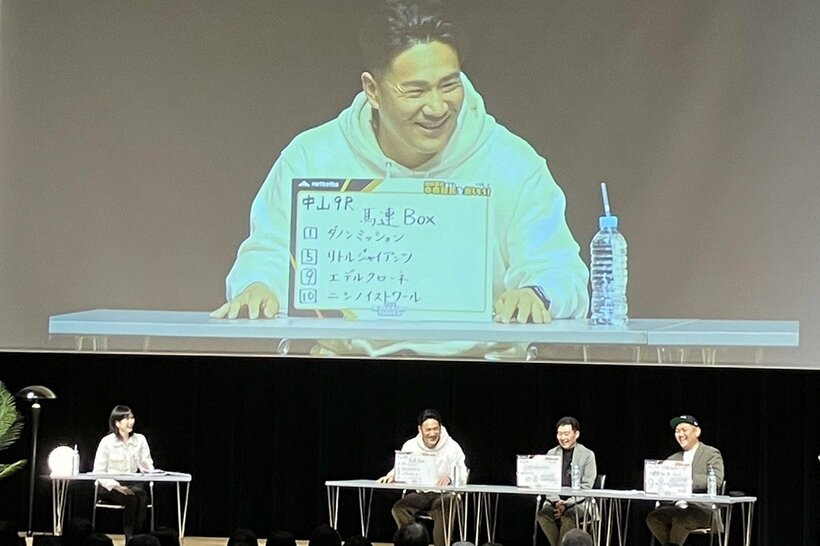 笑顔で予想を発表する田中将大