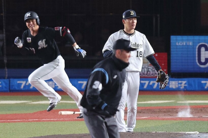 ４回、茶谷（左）に先制適時打を浴びたオリックス・山本