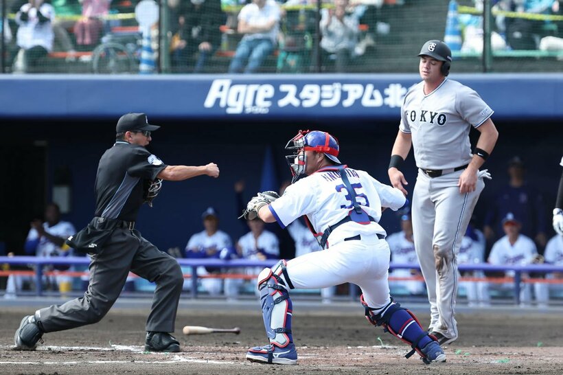 一気に生還を狙ったが、本塁でアウトとなった巨人・ダルベック(右)