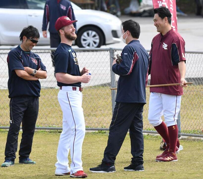  ブセニッツと談笑する田中将大