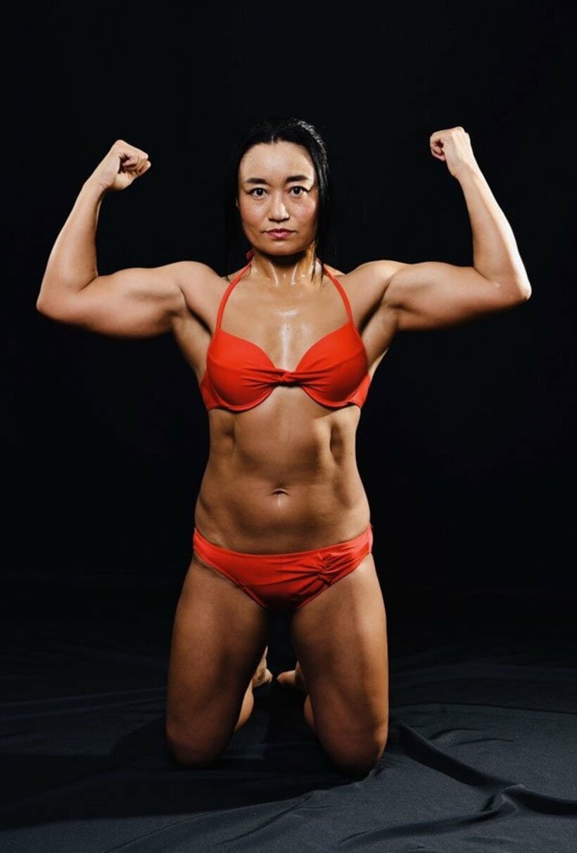  鋼のような肉体を誇示した里村（本人提供）