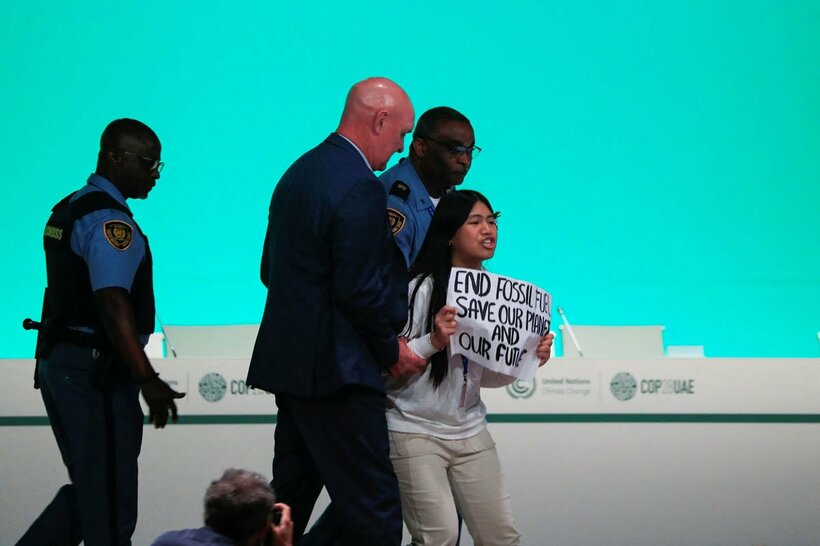 警備員に連れ出されるカングジャムさん（ロイター）