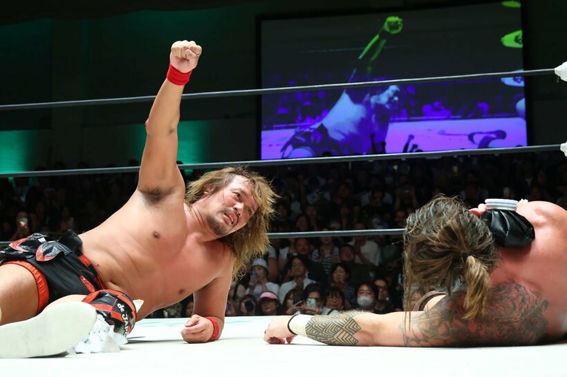 シェイン・ヘイスト(右)に勝利し、ポーズを取る内藤哲也