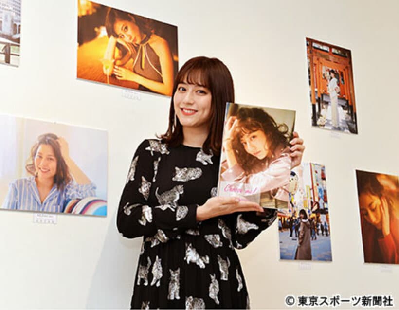  写真集を手に笑顔の杉本有美