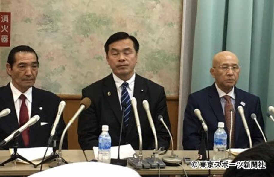  会見した（左から）松浪健四郎副会長、馳浩副会長、福田会長