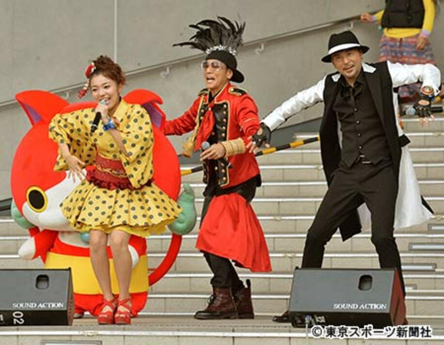 ジバニャン（後方左）とともにイベントで歌って踊るキング・クリームソーダ