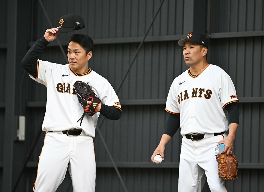 投球の合間に新加入・則本昂大(左)と話す田中将大