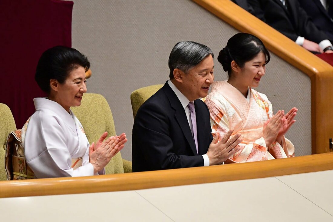 貴賓席でご観戦された天皇皇后両陛下と愛子さま(右)