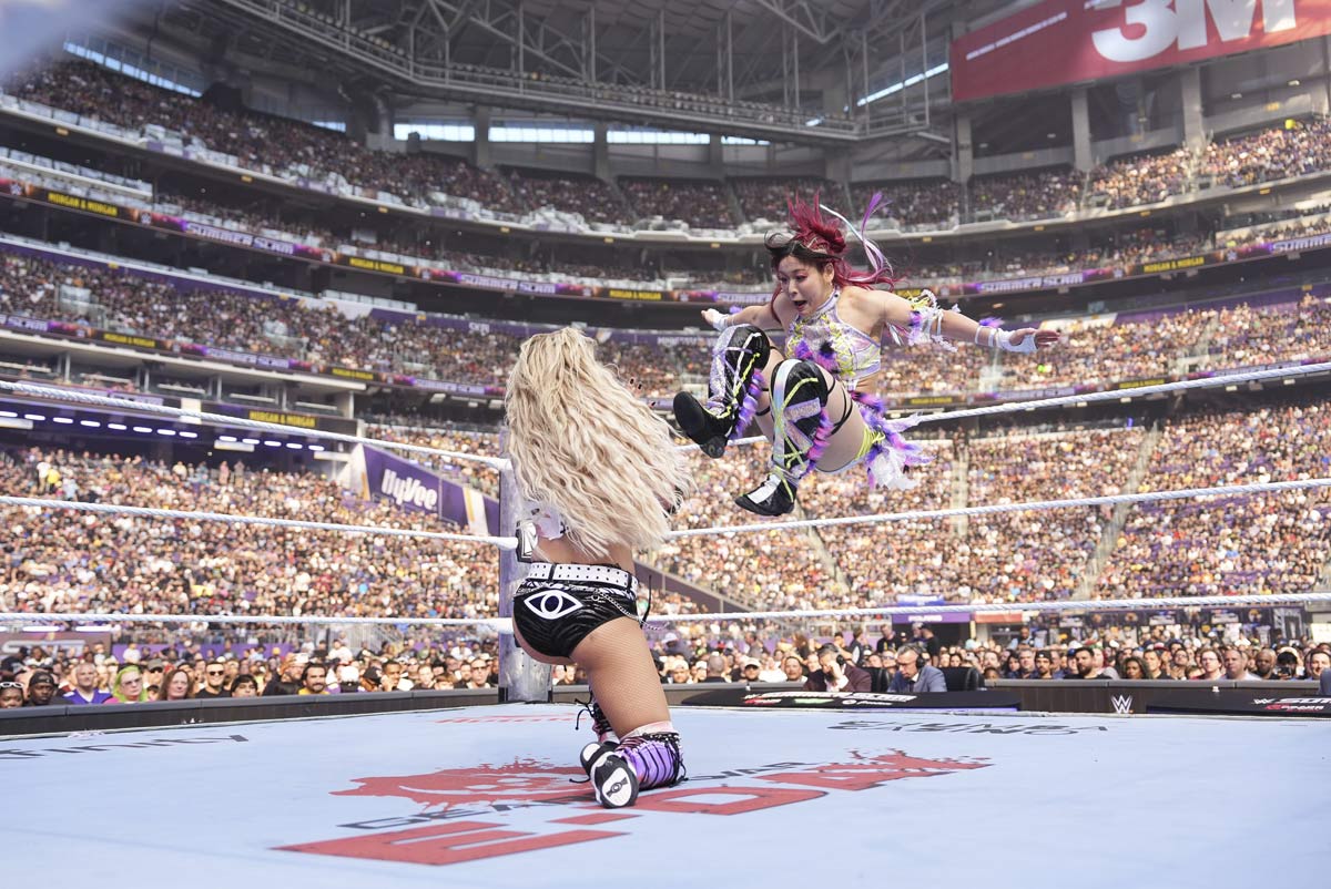 リブ・モーガン(右)にドロップキックを叩き込むイヨ・スカイ©WWE