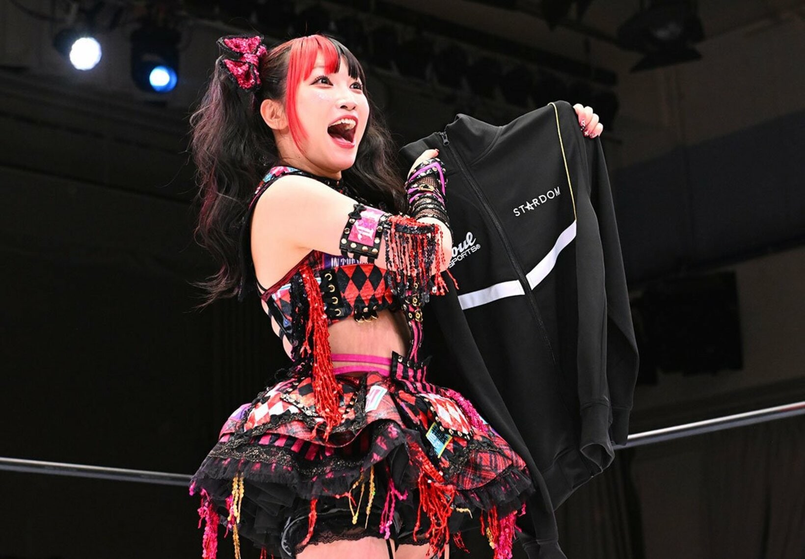 スターダムのジャージを受け取り、笑顔の伊藤麻希