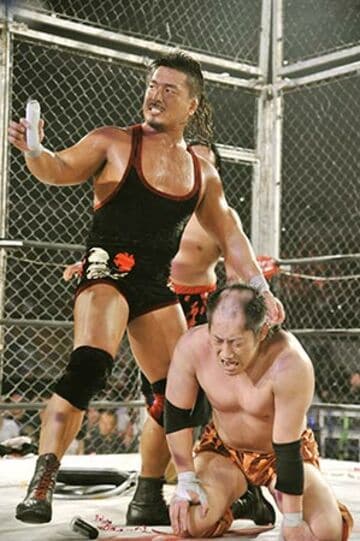  地獄の金網７ＷＡＹ戦に決着をつけた鷹木。斎藤了（右）の頭を丸めた