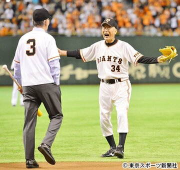  ２０１４年７月、始球式を務め、長嶋氏（左）と抱き合う金田氏