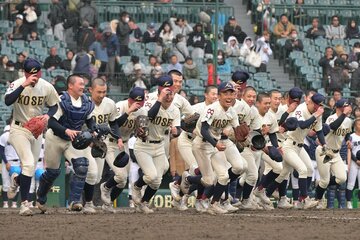 勝利しアルプス席へ向かう八戸学院光星ナイン