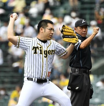  真顔で始球式に臨んだ神田伯山。本気だ