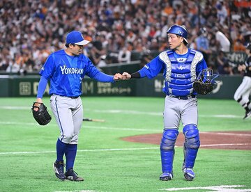 ＣＳ初戦で東克樹(左)の好投を引き出したDeNA・古市尊
