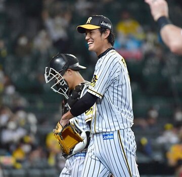 無失点で仕事を終え、安どの表情の阪神・藤浪（右）