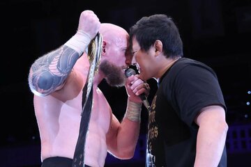 王座防衛のゲイブ・キッドとにらみ合うタイチ