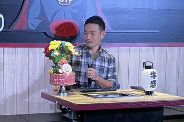 バースデー肉ケーキを贈られ喜ぶ長友佑都